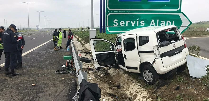 Çanakkale'de feci kaza! Otomobil direğe ok gibi saplandı: Anne ile oğlu öldü, baba ağır yaralı