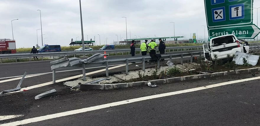 Çanakkale'de feci kaza! Otomobil direğe ok gibi saplandı: Anne ile oğlu öldü, baba ağır yaralı