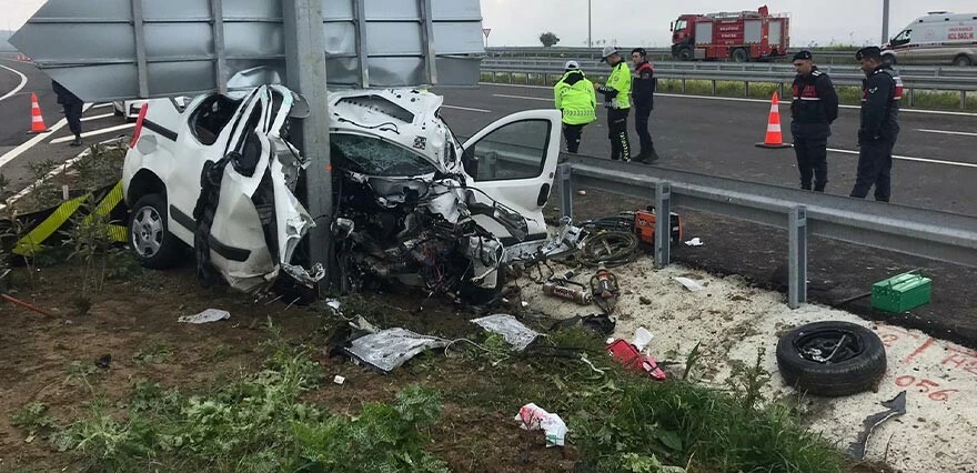 Çanakkale'de feci kaza! Otomobil direğe ok gibi saplandı: Anne ile oğlu öldü, baba ağır yaralı