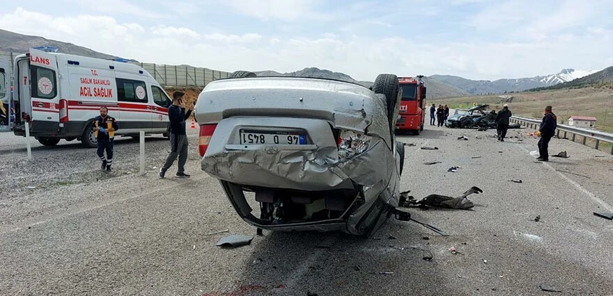 Deprem bölgesinde feci kaza! Köpeğe çarpmamak için karşı şeride uçtu: 4 ölü, 3 yaralı