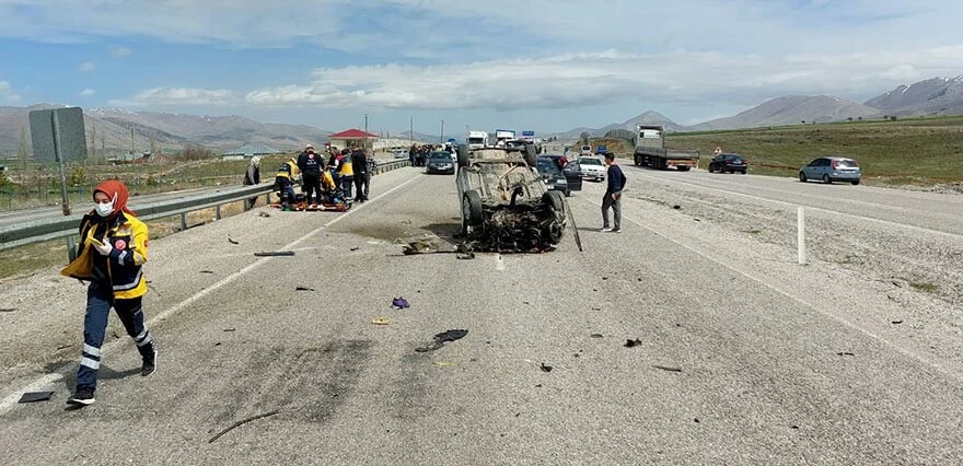 Deprem bölgesinde feci kaza! Köpeğe çarpmamak için karşı şeride uçtu: 4 ölü, 3 yaralı