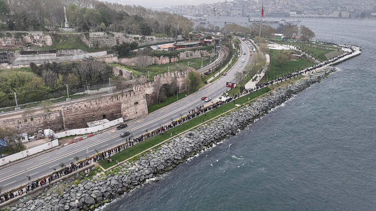 TCG Anadolu gemisine akın! Metrelerce sıra oluştu, sonu görünmedi