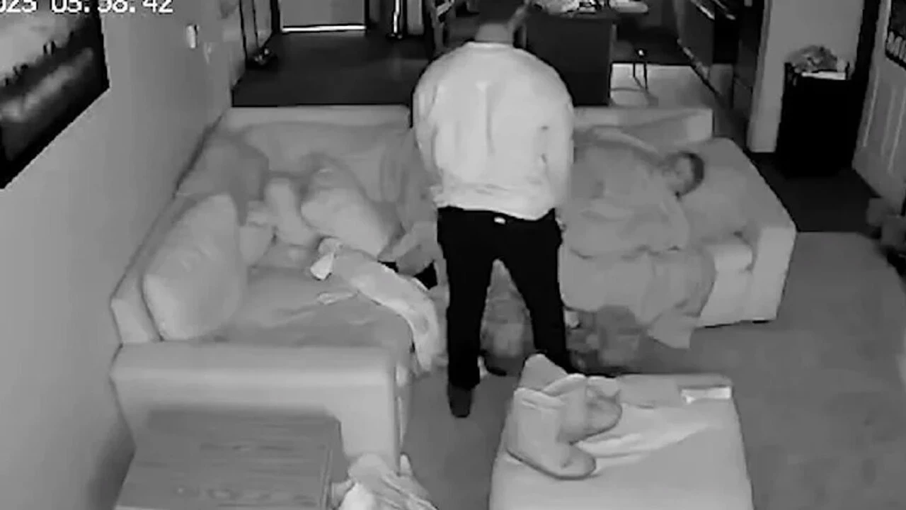 Tüyler ürperten olay: Eve girdi uyuyan kadını izledi bir çift çorap aldı..