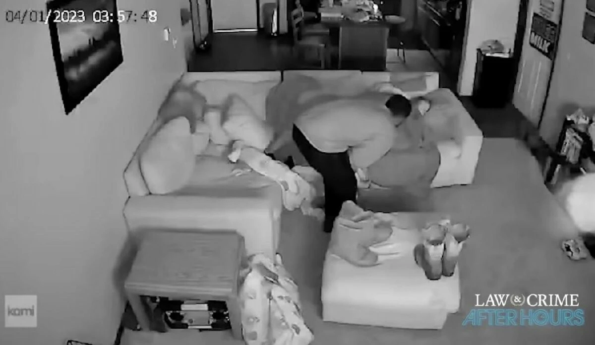 Tüyler ürperten olay: Eve girdi uyuyan kadını izledi bir çift çorap aldı..