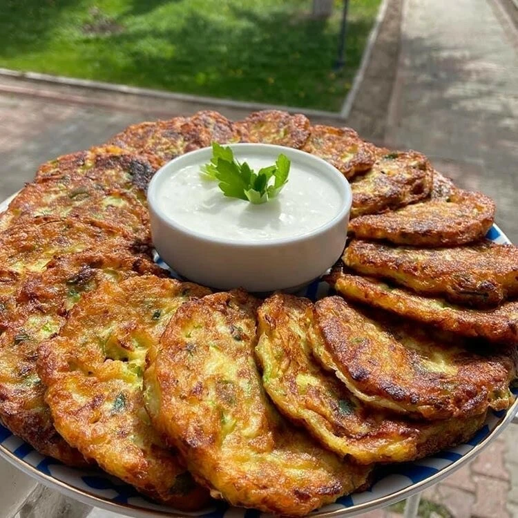 Kızartma mı, fırınlama mı tartışmasını bitiren mücver tarifi! Şeften yağ çekmeyen mücverin tek formülü