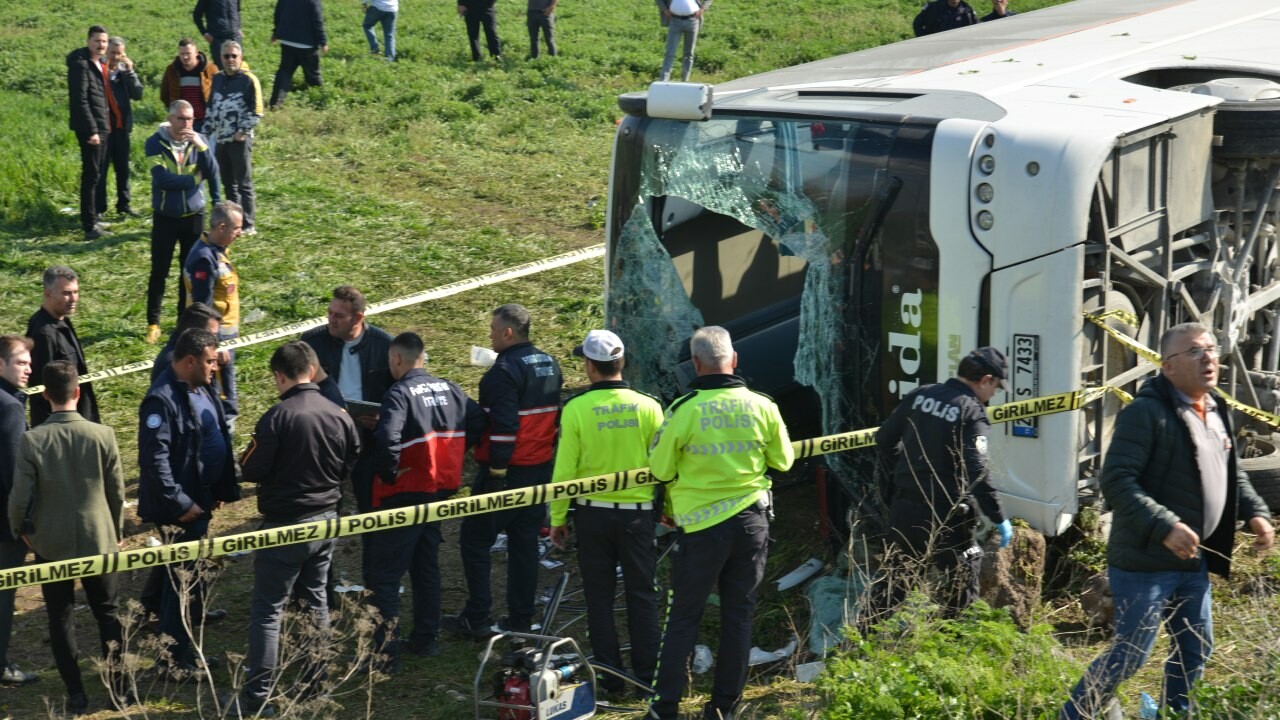 İşçi servisi şarampole uçtu: Çok sayıda ölü ve yaralı var