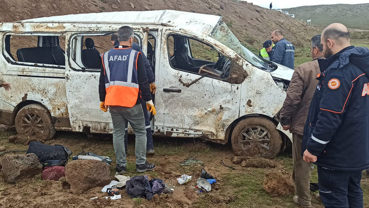 Sağlık personelini taşıyan minibüs yuvarlandı: 13 yaralı