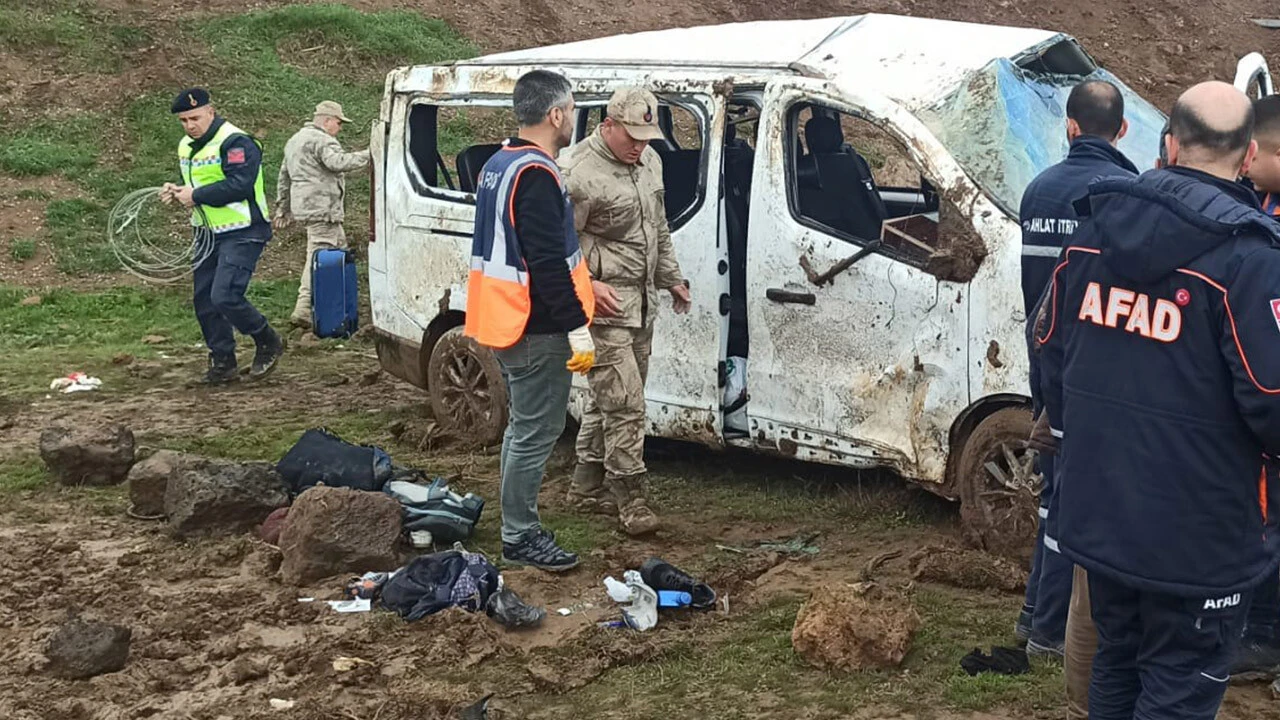 Sağlık personelini taşıyan minibüs yuvarlandı: 13 yaralı