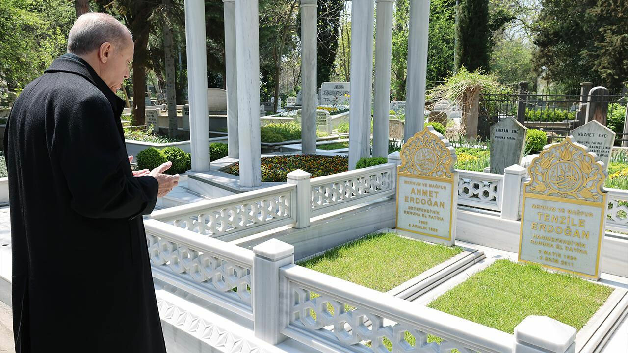 Cumhurbaşkanı Erdoğan&#039;dan kabir ziyareti... Annesi ve babasına dua etti