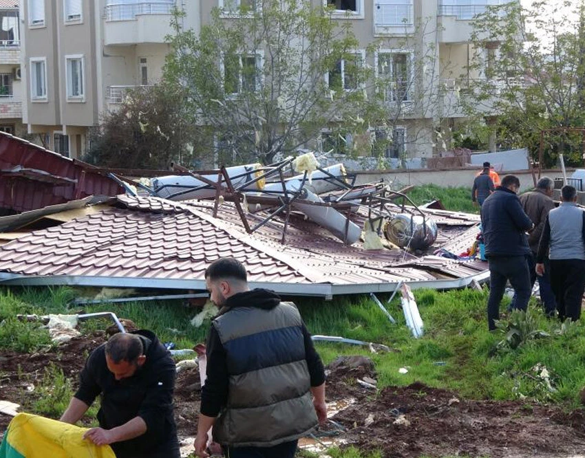 Deprem bölgesini hortum vurdu: Ölü ve çok sayıda yaralı var