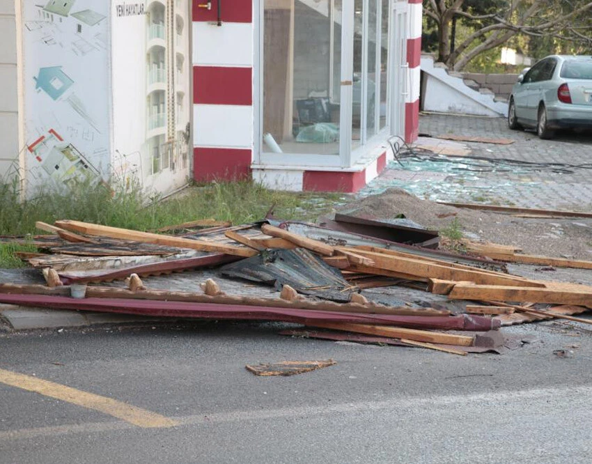 Deprem bölgesini hortum vurdu: Ölü ve çok sayıda <a href=