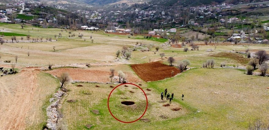 Deprem bölgesinde korkutan görüntü! Tarım arazisinde ortaya çıktı, 4 metre genişliğinde