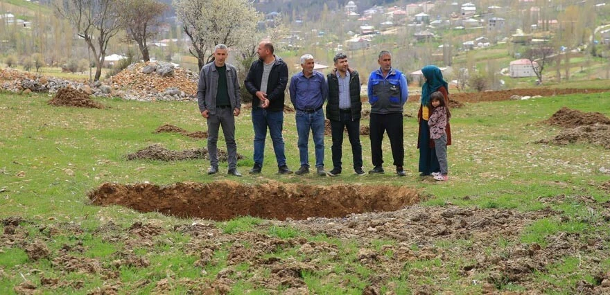 Deprem bölgesinde korkutan görüntü! Tarım arazisinde ortaya çıktı, 4 metre genişliğinde