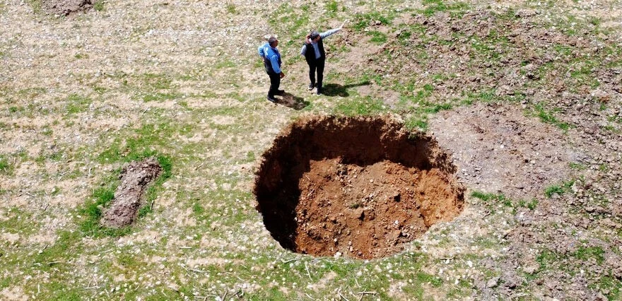 Deprem bölgesinde korkutan görüntü! Tarım arazisinde ortaya çıktı, 4 metre genişliğinde
