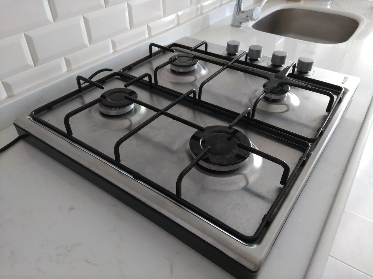 Kararmış ocak demirlerini parlatan temizlik yöntemi! Yeni gibi oluyorlar