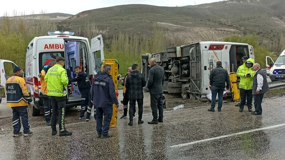 Sağanak kazayı beraberinde getirdi! Sivas'ta otobüs kazası: 10 yaralı