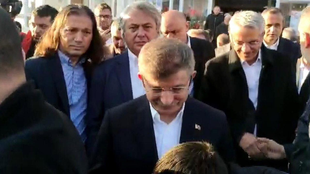 Millet Cami'nde bayram namazını kılan Davutoğlu'na depremzede tepkisi: Nereye gittiği belli değil