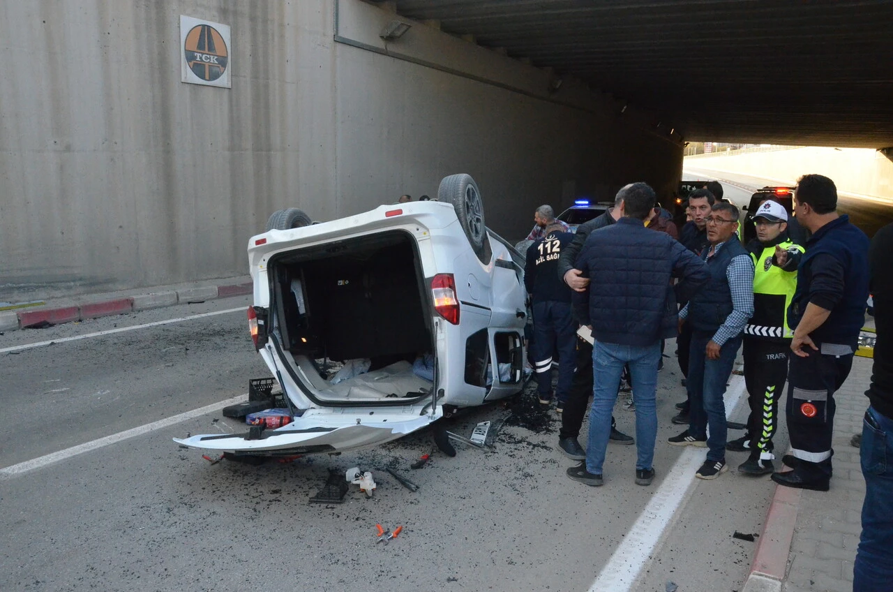 Karaman'da araç üst geçitten düştü: 2 ölü, 1 yaralı
