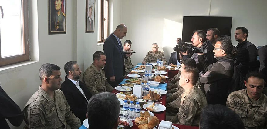 Bakan Soylu sınırda! Ramazan Bayramı'nda Mehmetçik'i yalnız bırakmadı