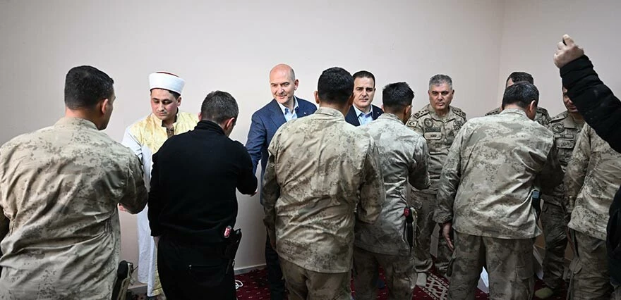 Bakan Soylu sınırda! Ramazan Bayramı'nda Mehmetçik'i yalnız bırakmadı