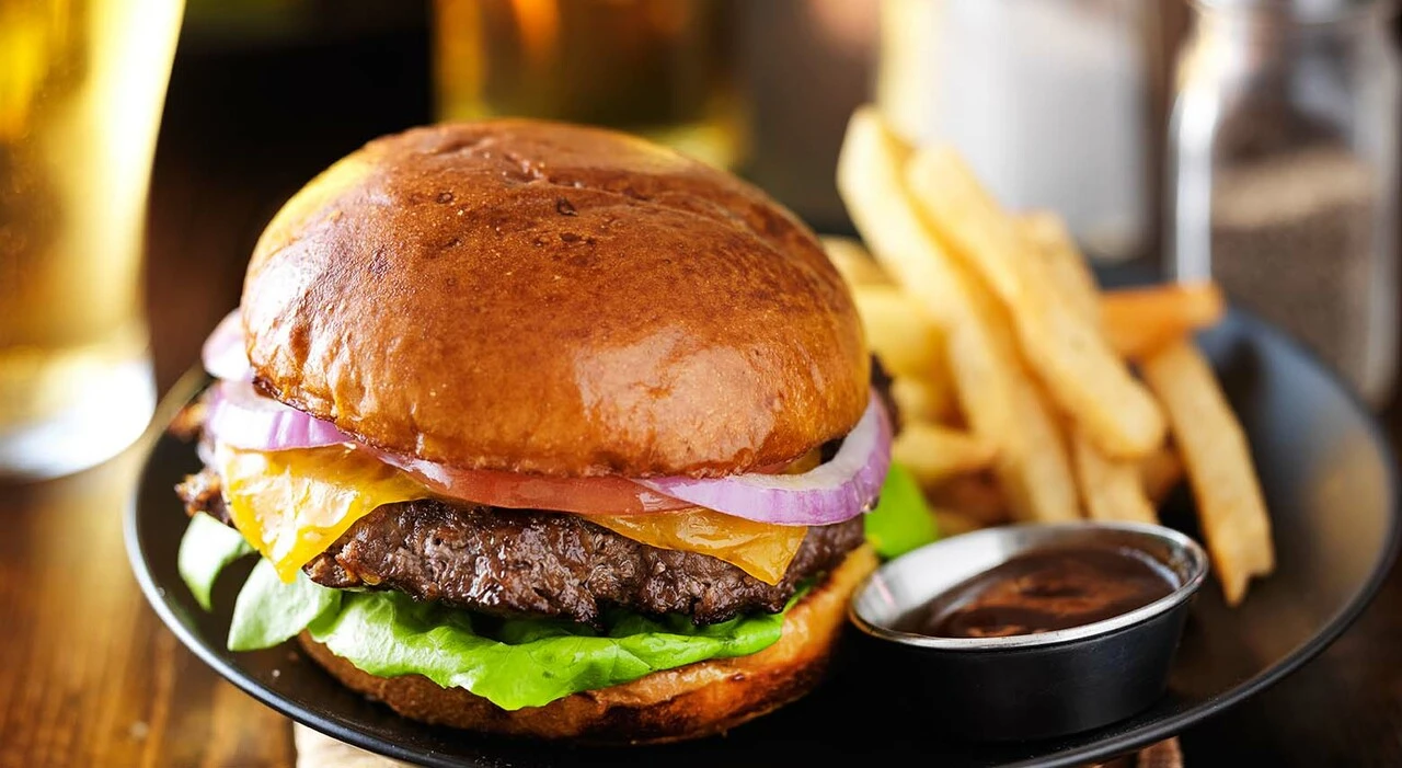 Burgercilerin sakladığı lezzet sırrı bu malzemede gizliymiş! Evde orijinal hamburger köftesi tarifi