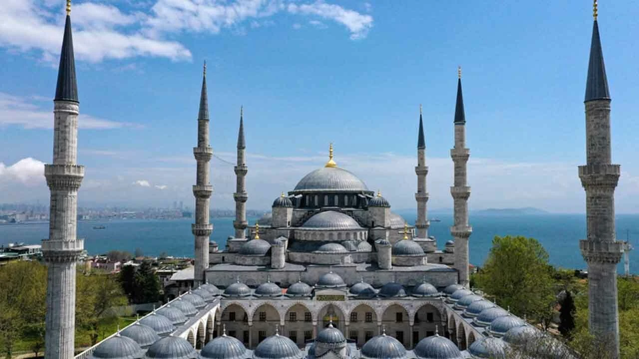 5 yıllık ara sona erdi! Sultanahmet Camii yeniden ibadete açıldı