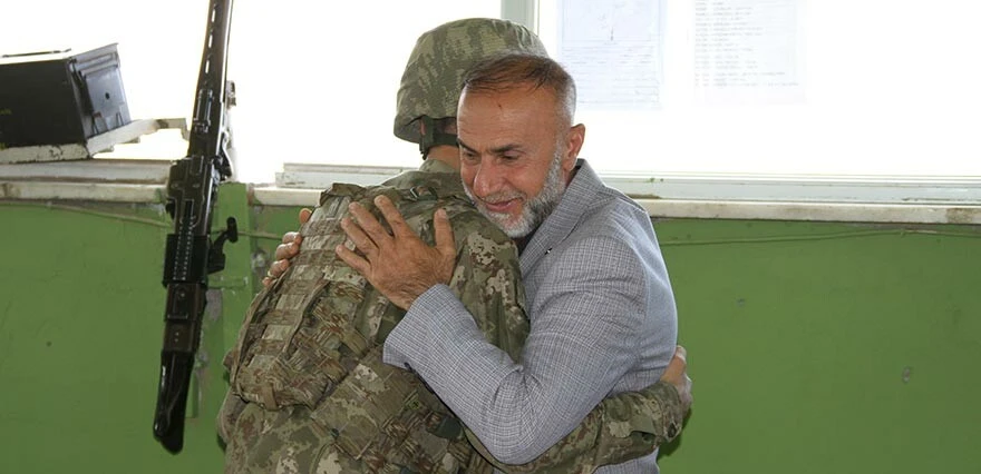 Gözyaşlarını tutamadılar! Sınırın sıfır noktasında nöbet tutan askere bayram sürprizi