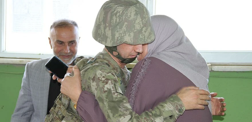Gözyaşlarını tutamadılar! Sınırın sıfır noktasında nöbet tutan askere bayram sürprizi