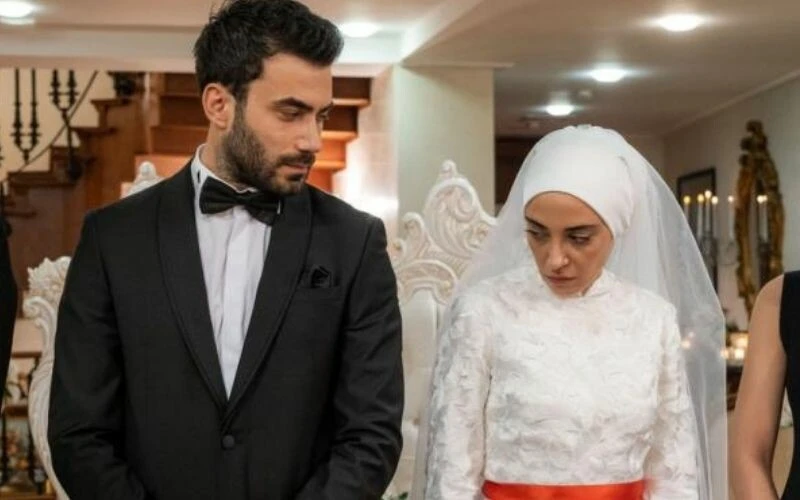 Ajda Pekkan, Kızılcık Şerbeti’nin Fatih’ini konserinde görünce mest oldu! Süperstar’dan diziye övgü yağmuru