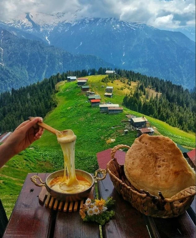 Muhlamayı metrelerce uzatan yöntem çok basitmiş! Rizeli Hemsile Hala’nın 50 yıllık muhlama tarifi!