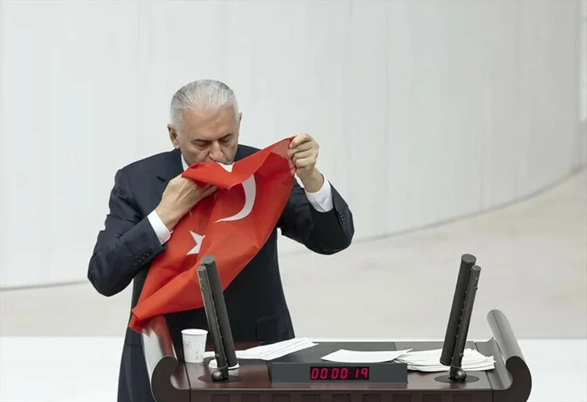 Binali Yıldırım TBMM'ye İstiklal Marşı okuyarak veda etti