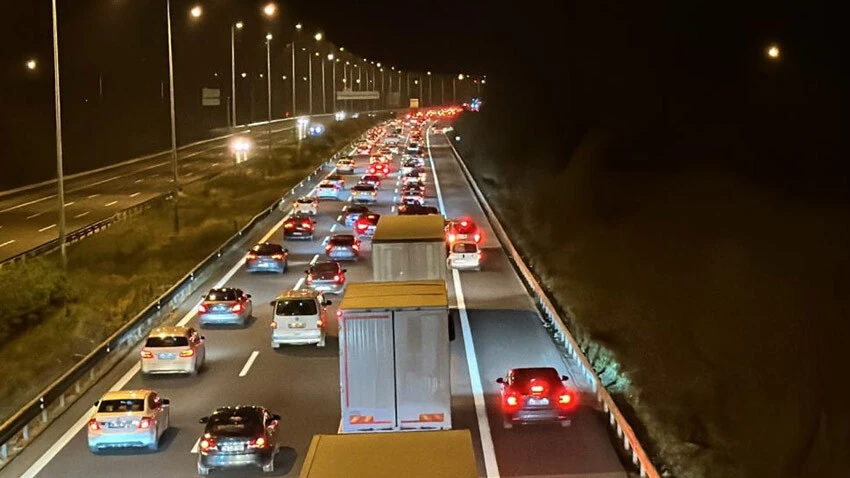 Bayram bitti, dönüş trafiği bitmedi