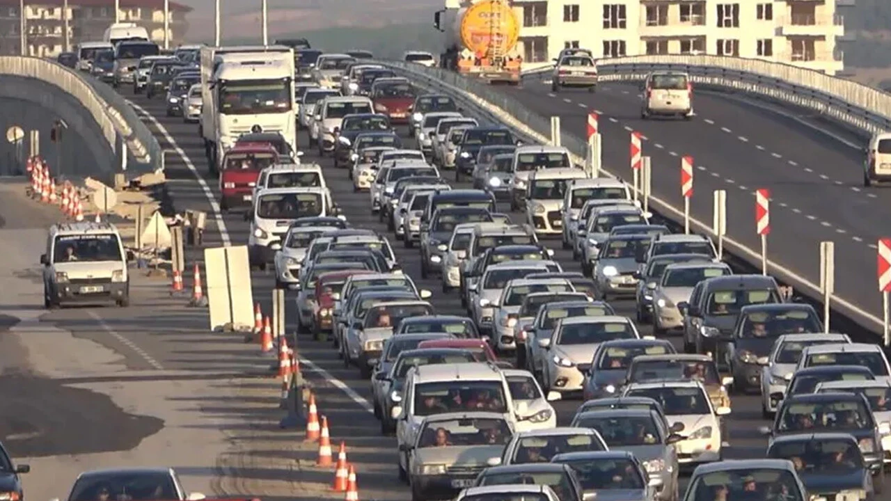 Tatilciler dönüş çilesi başladı! 43 ilin geçiş güzergahında trafik durdu