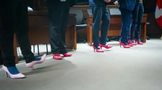 Kanada'da erkek milletvekillerinden kadına şiddet için dikkat çeken protesto! 'Pembe topukluyla' Meclis'te yürüdüler