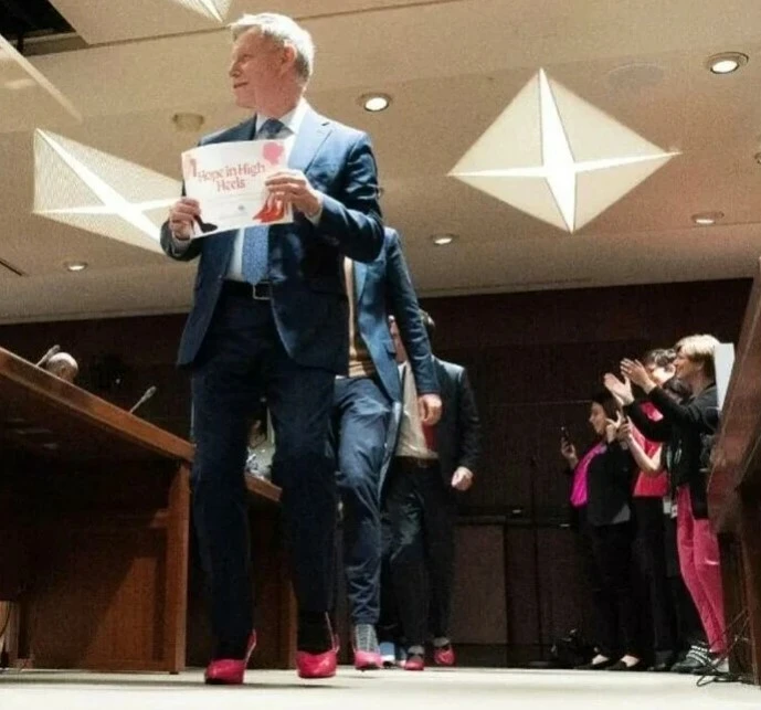 Kanada'da erkek milletvekillerinden kadına şiddet için dikkat çeken protesto! 'Pembe topukluyla' Meclis'te yürüdüler