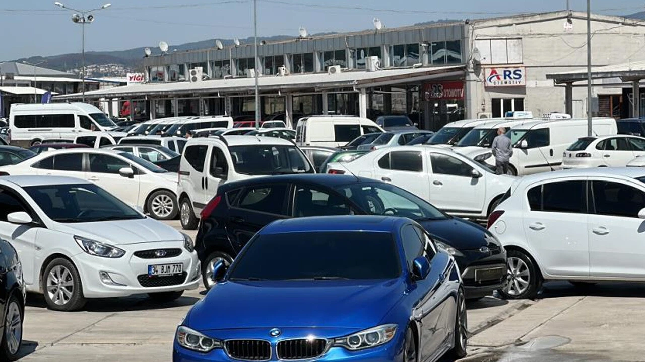 Araç alacakların kafası iyice karıştı! Bir uyarı da galericilerden geldi: Fiyatları 200 bin TL artırıyorlar