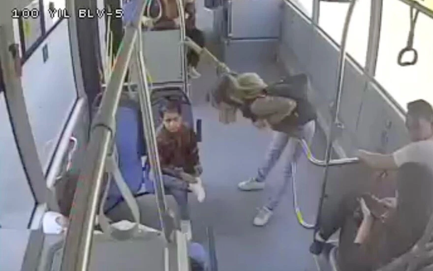 Öğretmeni Iraklı öğrencisini halk otobüsünde unuttu