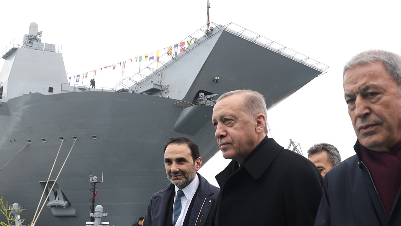 Cumhurbaşkanı Erdoğan’ın TCG Anadolu resti Yunan basınında manşet oldu: Savunma sanayisindeki başarıya atıf yaparak Mavi Vatan mesajı verildi