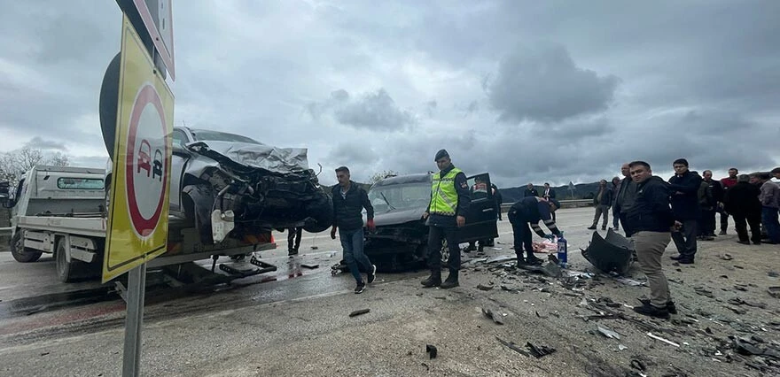 Çorum'da iki araç çarpıştı: 3 kişi öldü, 2 kişi yaralandı