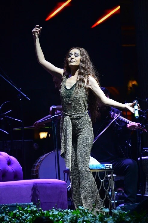 Saçlarını kesip kına yakan Yıldız Tilbe’nin güzellik merkezi yorumu olay oldu!