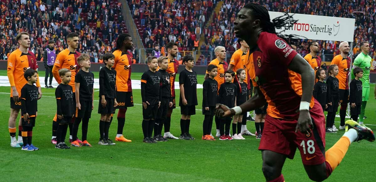 Gomis&#039;i cezadan takım arkadaşları kurtardı