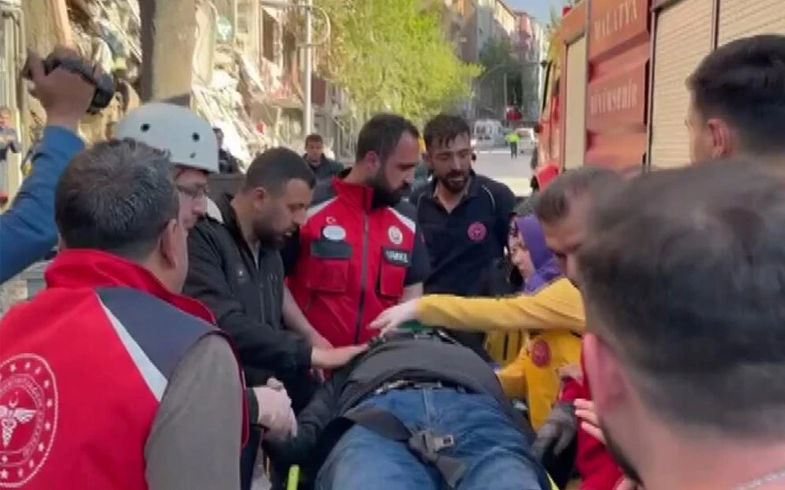 yaralı Son dakika! Malatya'da ağır hasarlı bina çöktü: 4 kişi <a href=