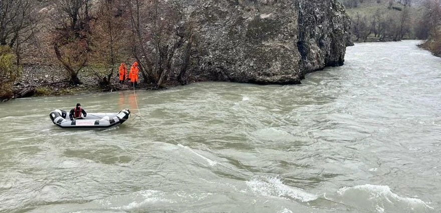 Munzur Çayı’na düşen 3 genç hala bulunamadı! Bin personel zamanla yarışıyor