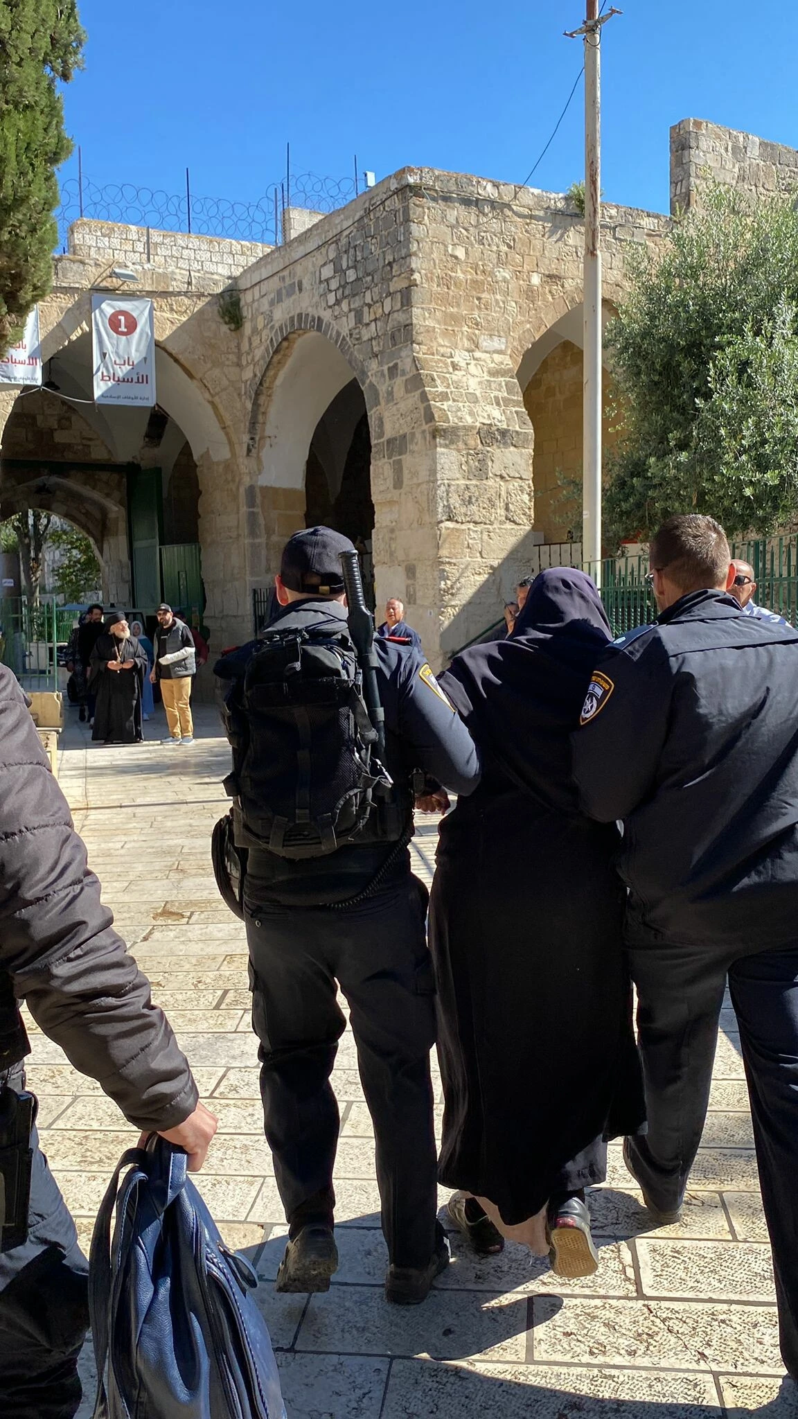 Mescid-i Aksa'da Kuran-ı Kerim okuyan Türk kadını işgalci İsrail güçleri yaka paça gözaltına aldı