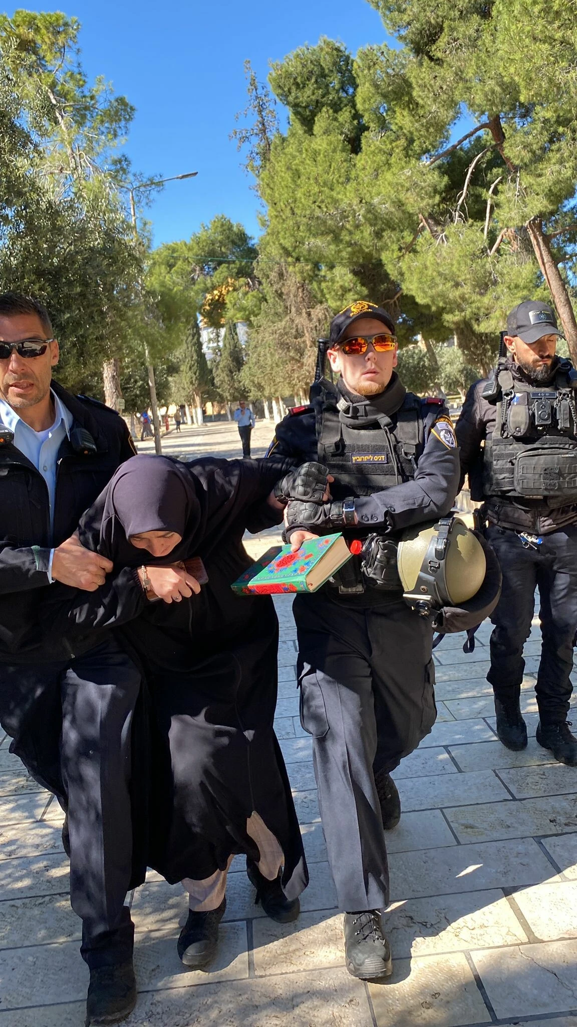Mescid-i Aksa'da Kuran-ı Kerim okuyan Türk kadını işgalci İsrail güçleri yaka paça gözaltına aldı