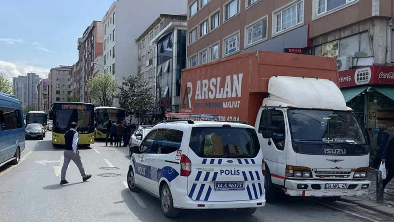 İETT otobüsü kamyonete çarptı! Sürücü aracın altında kaldı