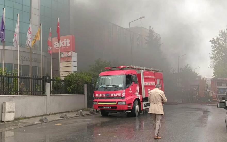 Akit Medya binasında korkutan yangın! Dumanlar gökyüzünü kapladı
