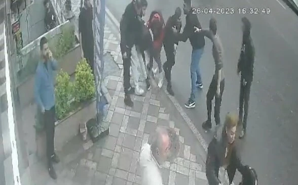 Sokak ortasında genç kızı yerde sürükleyip, bıçakladılar: Dehşete düşüren anlar kamerada