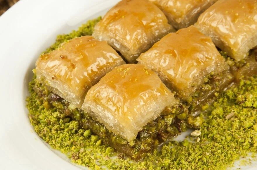 Meğerse hepimiz yanlış biliyormuşuz! Baklavayı bir de böyle yiyin, <a href=