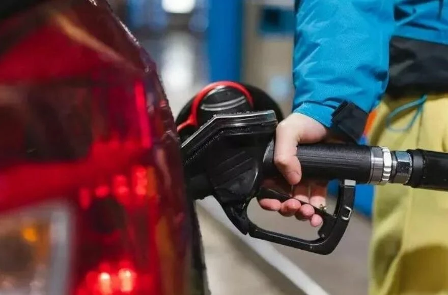 Milyonlarca sürücüye güzel haber! Motorin ve benzinde üst üste indirim! <a href=